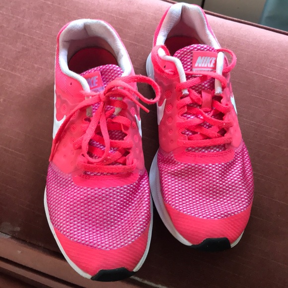 Woman’s Nike shoes. - Picture 3 of 6